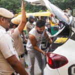 delhi police has put in extensive curbs to prevent protesters from reaching jantar mantar
