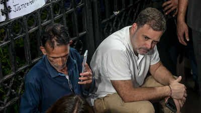 priyanka and rahul gandhi join protest of ankita bhandaris parents
