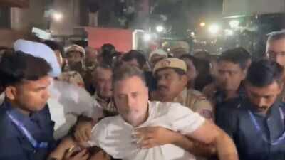 rahul gandhi being detained by the delhi police
