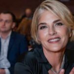 selma blair arrested for physically assaulting flight attendants